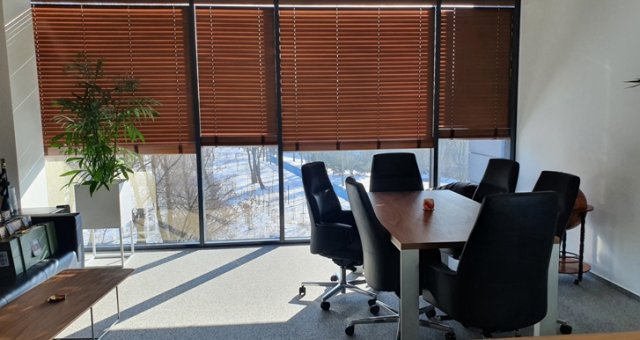 Żaluzje drewniane do Twojego biura